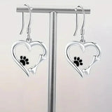 Catarina - Brincos pendentes de prata com motivo de coração e pata.
