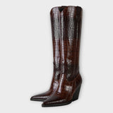 Botas com Design Croco e Salto Elegante - Ines Braga