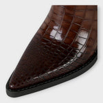 Botas com Design Croco e Salto Elegante - Ines Braga