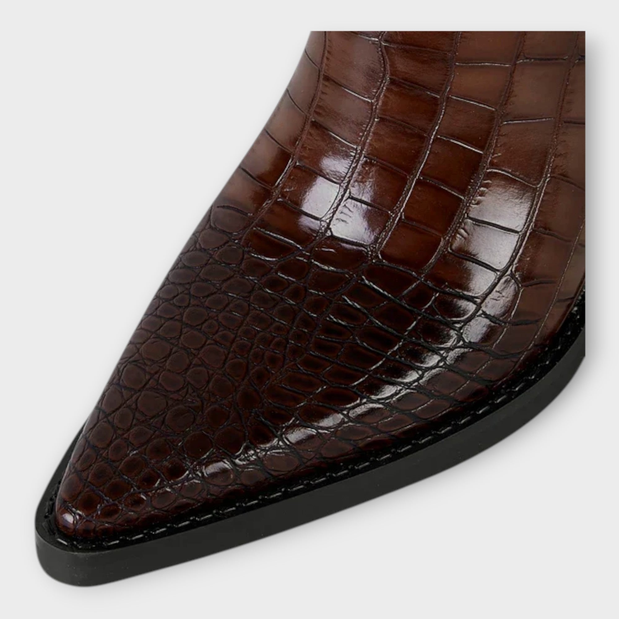 Botas com Design Croco e Salto Elegante - Ines Braga