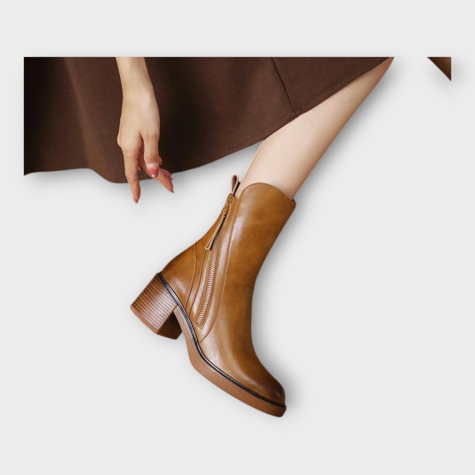 Botins com Linha Elegante e Detalhe de Fecho - Ines Braga