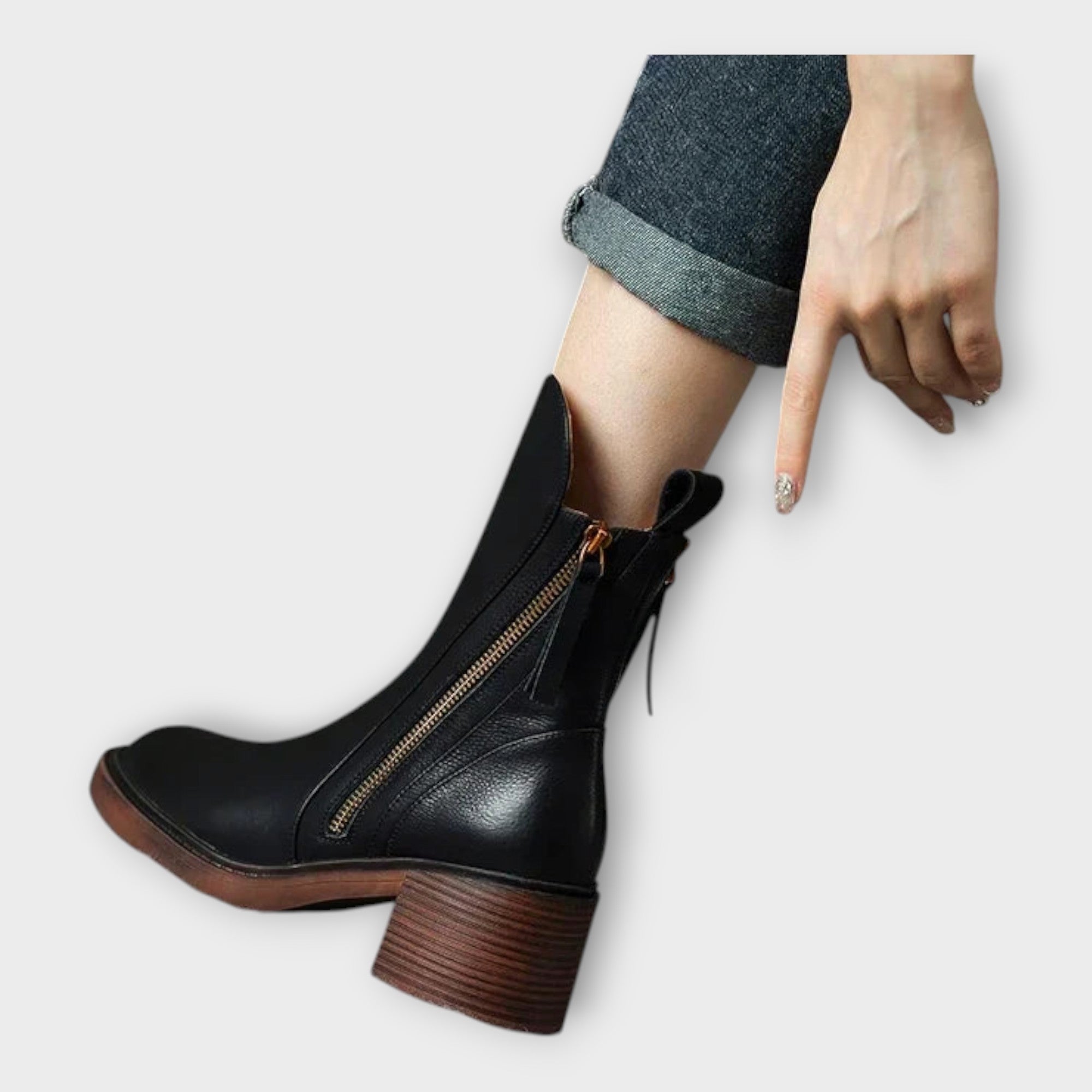 Botins com Linha Elegante e Detalhe de Fecho - Ines Braga