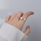 BrilhoNova Anel Triangular Ajustável Pérolas - Elegância - Ines Braga