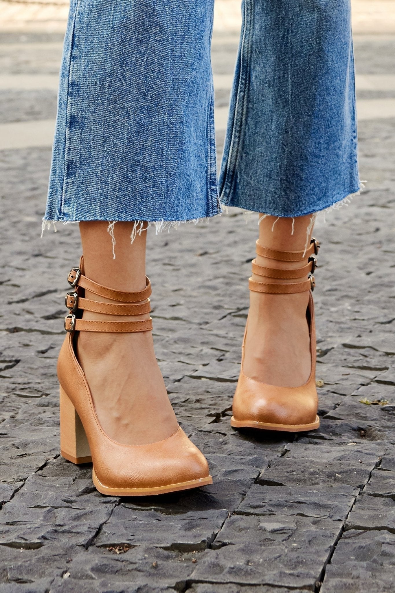 Casilda | Sandálias lisas com tira no tornozelo e sola grossa - Ines Braga