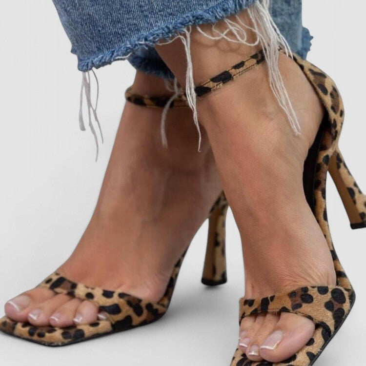 Giulia™ | Sandálias de salto alto com estampado leopardo - Ines Braga