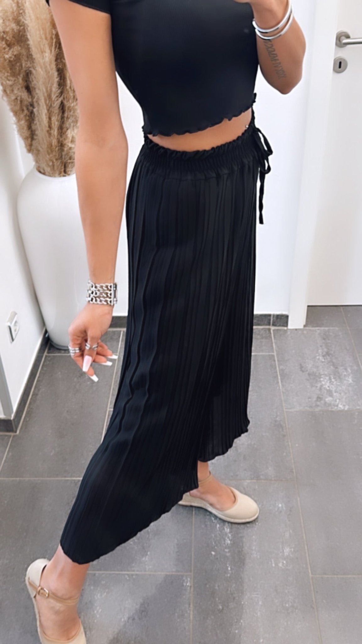 Maya | Calças Plissadas Pretas — Conforto Leve, Corte Fluido - Ines Braga