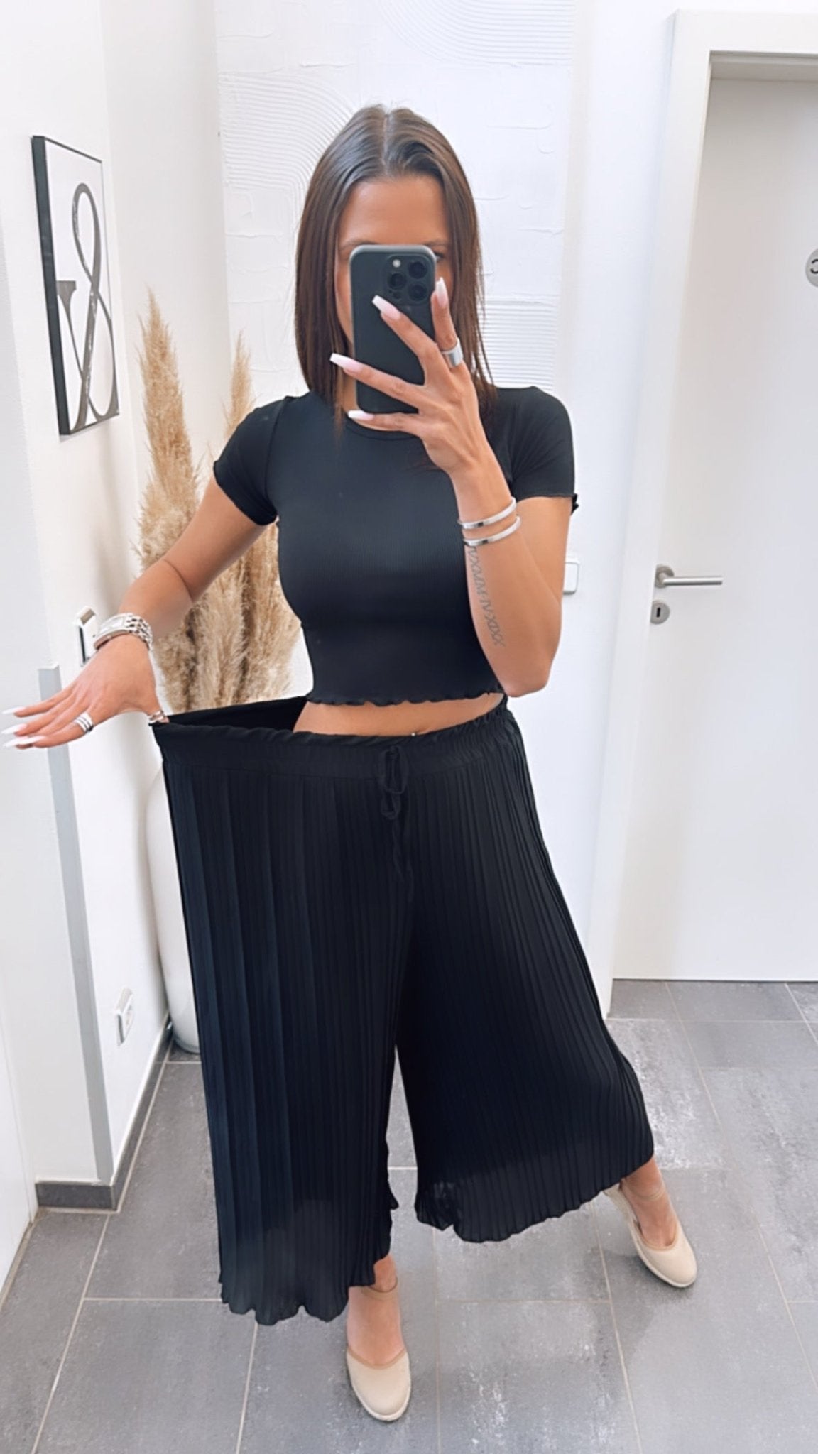 Maya | Calças Plissadas Pretas — Conforto Leve, Corte Fluido - Ines Braga