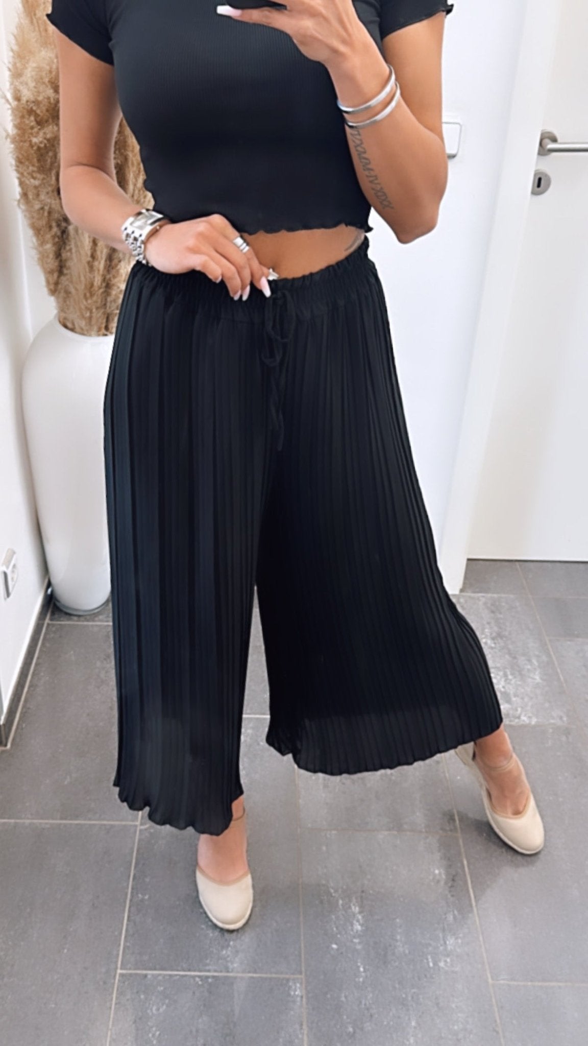 Maya | Calças Plissadas Pretas — Conforto Leve, Corte Fluido - Ines Braga