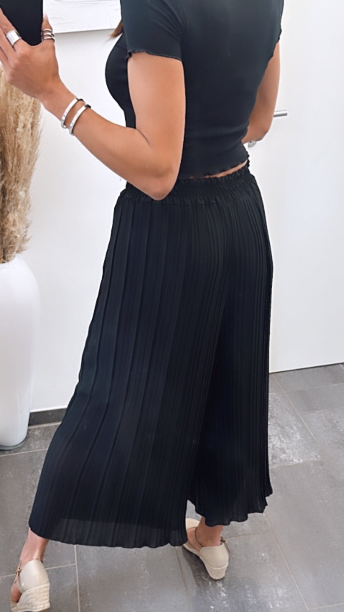 Maya | Calças Plissadas Pretas — Conforto Leve, Corte Fluido - Ines Braga