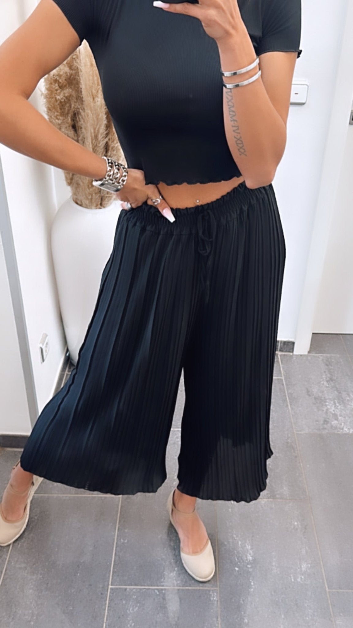 Maya | Calças Plissadas Pretas — Conforto Leve, Corte Fluido - Ines Braga