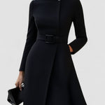 Robe Évasée Élégante à Col Montant et Ceinture Asymétrique - Ines Braga