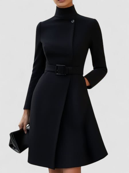 Robe Évasée Élégante à Col Montant et Ceinture Asymétrique - Ines Braga