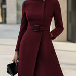 Robe Évasée Élégante à Col Montant et Ceinture Asymétrique - Ines Braga