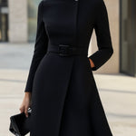 Robe Évasée Élégante à Col Montant et Ceinture Asymétrique - Ines Braga