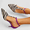 Savana™ | Sapatos de salto alto com padrão zebra, salto roxo e tira no tornozelo