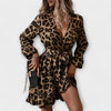 Vestido de leopardo elegante com decote em V e cinto ajustável