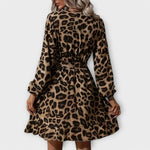 Vestido de leopardo elegante com decote em V e cinto ajustável - Ines Braga